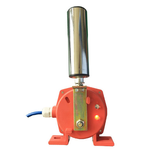 HFKPT1-20-35輸送機(jī)工業(yè)開(kāi)關(guān)，輸送機(jī)在運(yùn)行中，當(dāng)皮帶跑偏且與開(kāi)關(guān)立輥接觸時(shí)，立輥?zhàn)赞D(zhuǎn)，若跑偏量繼續(xù)加大，則擠壓立輥發(fā)生偏移。一級(jí)開(kāi)關(guān)信號(hào)用于報(bào)警，如果將此信號(hào)與跑調(diào)整裝置相接，即可實(shí)現(xiàn)不停機(jī)狀態(tài)下的跑偏自動(dòng)調(diào)整。二級(jí)兩級(jí)跑偏開(kāi)關(guān)信號(hào)用于停機(jī)，將此信號(hào)接至控制線路中，即可實(shí)現(xiàn)重度跑偏狀態(tài)下的自動(dòng)停機(jī)。當(dāng)故障排除后，膠帶離開(kāi)立輥正常運(yùn)轉(zhuǎn)時(shí)，立輥可自動(dòng)復(fù)位。，
兩級(jí)跑偏開(kāi)關(guān)安裝和調(diào)整
1.跑偏開(kāi)關(guān)設(shè)在輸送帶兩側(cè)，立輥應(yīng)與輸送帶邊平面垂直，并使輸送帶兩邊位于立輥高度1/3處。
2.跑偏開(kāi)關(guān)立輥與輸送帶正常位置的間距宜為50～100mm。
3.跑偏開(kāi)關(guān)數(shù)量應(yīng)根據(jù)輸送機(jī)長(zhǎng)度、類型及布置情況進(jìn)行確定。兩級(jí)跑偏開(kāi)關(guān)一般應(yīng)在輸送機(jī)頭部、尾部、凸弧段、凹弧段和在輸送機(jī)中間位置進(jìn)行設(shè)置。（注：當(dāng)輸送機(jī)較長(zhǎng)時(shí)，在輸送機(jī)中間位置可每隔30～35米設(shè)1對(duì)）
4.跑偏開(kāi)關(guān)應(yīng)通過(guò)安裝支架與輸送機(jī)中間架連接，開(kāi)關(guān)支架應(yīng)在輸送機(jī)安裝完成后與輸送機(jī)機(jī)架焊接，跑偏開(kāi)關(guān)與跑偏開(kāi)關(guān)支架用螺栓固定。，跑偏控制器