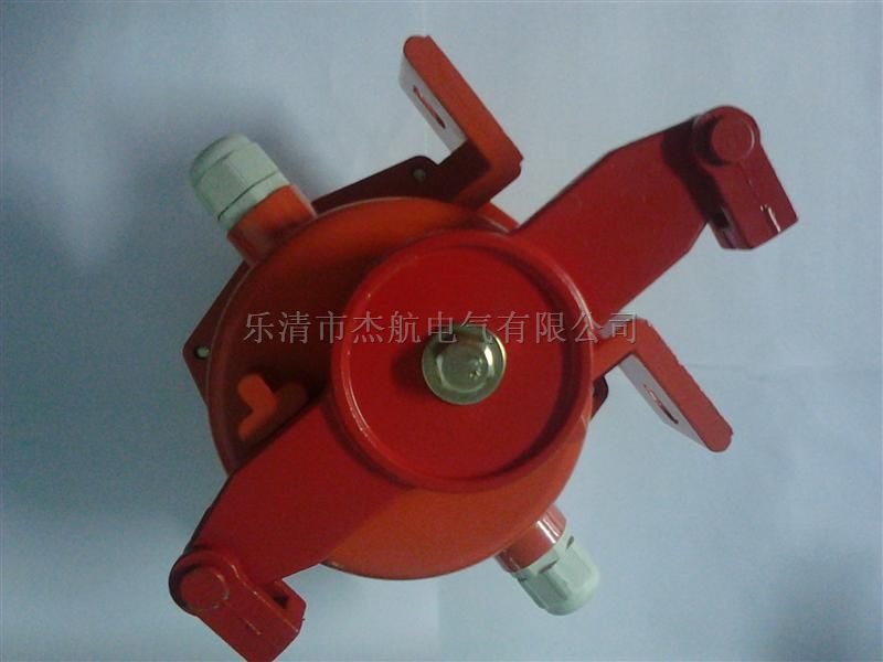 LXA-02GKH-T2-F，雙向拉繩開關(guān)，拉繩開關(guān)用于帶式輸送機(jī)發(fā)生事故時(shí)，能緊急停止輸送機(jī)的一種開關(guān)，當(dāng)發(fā)生緊急事故或需要檢修而停機(jī)時(shí)，可于沿線任意位置拉動(dòng)鋼絲繩，使輸送機(jī)停機(jī)。拉繩開關(guān)防護(hù)等級(jí)可達(dá)IP67,采用進(jìn)口微動(dòng)開關(guān)， “微動(dòng)開關(guān)”達(dá)到100萬次，采用國際領(lǐng)先的國際結(jié)構(gòu)避免了開關(guān)動(dòng)作時(shí)傳動(dòng)軸直接摩擦殼體或軸套，造成間隙增大，造成密封不嚴(yán)或卡死的情況，大幅延長拉繩開關(guān)使用壽命;傳動(dòng)軸采不繡鋼材質(zhì)強(qiáng)度高，表面光滑;殼體表面精工烤漆，不易脫落無異味;操作桿精鑄成型，避免焊接，內(nèi)置銅質(zhì)襯套，整體光潔強(qiáng)度高等等。雙向拉繩開關(guān)具有壽命長、靈活實(shí)用、安全可靠、檢修方便等特點(diǎn)。當(dāng)維修人員沒有撒離或存在其它異常情況時(shí)，只要將雙向拉繩開關(guān)開關(guān)鎖定停機(jī)位置，就不用擔(dān)心膠帶機(jī)被誤啟動(dòng)，維修人員的安全就有了保障。雙向拉繩開關(guān)表面經(jīng)特殊處理后可用于酸、碘、鹽區(qū)域，鍍鎳表面用于強(qiáng)腐蝕區(qū)域。，安全開關(guān)