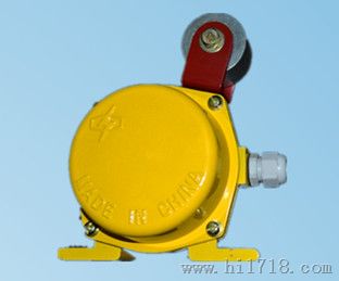 LLX-II料流檢測器，LLJ-A、LLJ-B型料流檢測器采用微動(dòng)開關(guān)，輸出狀態(tài)設(shè)有常閉節(jié)點(diǎn)二個(gè)，常開節(jié)點(diǎn)二個(gè)。用戶可根據(jù)需要進(jìn)行安裝，適用于不同的角度檢測。當(dāng)膠帶運(yùn)輸機(jī)空載運(yùn)動(dòng)時(shí)，觸板于靜止?fàn)顟B(tài)，并垂直于膠帶面。當(dāng)膠帶機(jī)有載時(shí)(包括逆向)，該機(jī)的觸板被物料推動(dòng)而偏轉(zhuǎn)。當(dāng)轉(zhuǎn)角度大干20’時(shí)，檢測器行程開關(guān)轉(zhuǎn)換。用戶可將其接至控制室內(nèi)，以便檢測輸送機(jī)現(xiàn)場的輸送狀態(tài)，也可將其與自動(dòng)灑水裝置配套使用，實(shí)現(xiàn)有料時(shí)自動(dòng)灑水功能。配置地址編碼終端器，可實(shí)現(xiàn)料流數(shù)據(jù)信號(hào)遠(yuǎn)距離控制管理。LLJ-A料流開關(guān)適用于煤礦、碼頭，電力、冶金建材，化工等行業(yè)輸送散料用帶式輸送機(jī)。，LLX-I,料流開關(guān)
