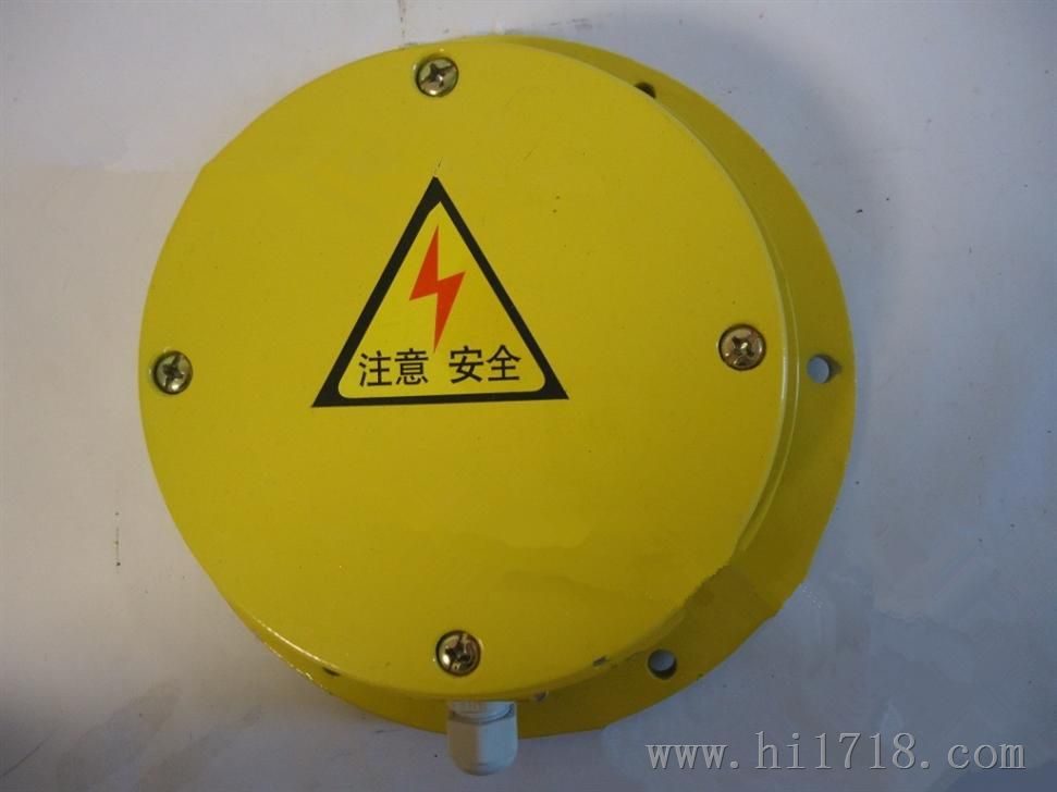 ZGDS-II溜槽堵塞檢測(cè)器，溜槽堵塞保護(hù)裝置工作原理，溜槽堵塞保護(hù)裝置采用門(mén)式結(jié)構(gòu)，彈簧復(fù)位，安裝在溜槽側(cè)壁上。當(dāng)物料在溜槽中造成堵塞時(shí)堆積的物料必定給溜槽側(cè)壁一個(gè)壓力，從而將本裝置的活動(dòng)門(mén)向內(nèi)推移。當(dāng)活動(dòng)門(mén)偏轉(zhuǎn)角度大于受控角度時(shí)，其控制開(kāi)關(guān)動(dòng)作，從而發(fā)出報(bào)警或停機(jī)信號(hào)。如將其接至振動(dòng)器控制線(xiàn)路上，可實(shí)現(xiàn)輕度堵塞時(shí)不停機(jī)自動(dòng)振打功能。堵塞故障排除后，活動(dòng)門(mén)自動(dòng)復(fù)位。，JYB/LD-B溜槽堵塞保護(hù)裝置使用說(shuō)明，溜槽堵塞保護(hù)裝置又名溜槽堵塞開(kāi)關(guān)，溜槽堵塞檢測(cè)器，堵料開(kāi)關(guān)，麻城圖爾克現(xiàn)貨供應(yīng)皮帶輸送保護(hù)裝置，溜槽堵塞開(kāi)關(guān)，批發(fā)生產(chǎn)，廠家直銷(xiāo)。JYB/LD-B溜槽堵塞保護(hù)裝置采用門(mén)式結(jié)構(gòu)，彈簧復(fù)位，當(dāng)物料在溜槽中造成堵塞時(shí)，堆積的物料給溜槽側(cè)壁一個(gè)壓力．從而將本裝置的活動(dòng)門(mén)向外推移，當(dāng)活動(dòng)門(mén)偏轉(zhuǎn)一個(gè)角度時(shí)，其控制溜槽堵塞開(kāi)關(guān)動(dòng)作發(fā)出警告、振打或停機(jī)信號(hào)。當(dāng)堵塞故障排除后，活動(dòng)門(mén)在彈簧的作用下自動(dòng)復(fù)位，恢復(fù)原狀態(tài)。溜槽堵塞開(kāi)關(guān)也可通過(guò)地址編碼器發(fā)送狀態(tài)數(shù)據(jù)至遠(yuǎn)程控制室。后面設(shè)有檢修門(mén)，便于使用中平常維護(hù)。，溜槽防堵保護(hù)裝置廠家
